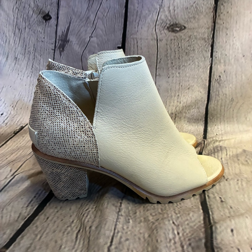 SOREL Women’s Leather Beige Snakeprint Nadia Sea Salt Peep Toe Ankle Booties 5.5
